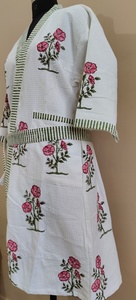 Bata Kimono de Algodón con Estampado Artesanal Floral Jaipuri, Cuello en V, Midi, Ajuste Holgado, Bolsillos, Cinturón a Rayas, para Spa, Hotel, Resort, Venta al por Mayor, Set de Regalo - Product Image 5