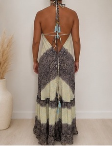 Robe longue bohème dos nu noire et blanche avec motif color block, ourlet superposé, coupe ample, sans manches, en tissu tissé, idéale pour les soirées estivales - Product Image 3