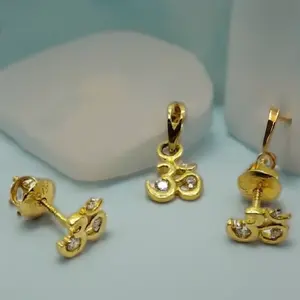 Pendentif Om en or jaune avec boucles d'oreilles assorties à accents de diamants, ensemble de bijoux religieux pour femmes et filles - Product Image 3