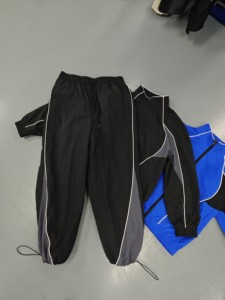 Pantalones de chándal de nailon personalizados estilo streetwear con rayas laterales reflectantes, holgados, de pierna ancha, cortavientos, para hombre - Product Image 6