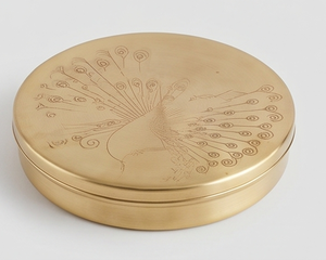 Boîte à épices ronde décorative en laiton avec couvercle à motif paon et cinq compartiments intérieurs pour le rangement en cuisine - Product Image 3