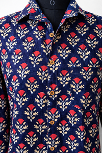 Camisa Unisex Negra de Algodón con Estampado Floral Hecho a Mano |   Camisa Roja Botánica de Manga Larga con Botones |   Camisa Artesanal Hecha a Mano - Product Image 3