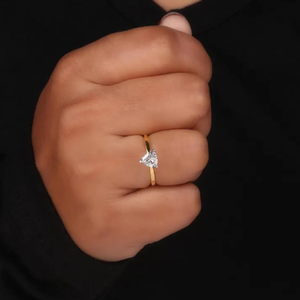 Anillo de Compromiso Solitario con Diamante Cultivado en Laboratorio de Corte Trillón de 1 Quilate, Claridad VS, Color DE, Oro Sólido de 14K con Baño de Rodio - Product Image 1