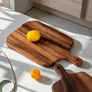 Tabla de cortar de madera gruesa que proporciona una estabilidad adicional durante las tareas de corte, útil para el trabajo culinario profesional. - Product Image 2