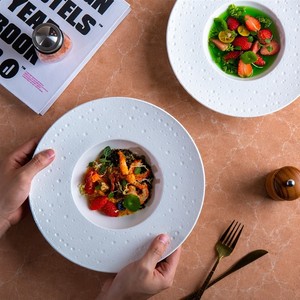 Assiette en céramique blanche texturée en forme de chapeau de paille |   Assiette creuse à rebord large avec motif à bulles et fossettes |   1280 ° Vaisselle moderne minimaliste C Fired - Product Image 6