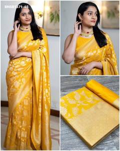 Proveedor de la India de conjuntos de sari y blusa de seda Banarasi Lichi con diseño Evergreen, con trabajo jacquard en toda la prenda y un pallu amarillo de lujo. - Product Image 2
