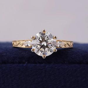 Anillo de compromiso de diamante de corte redondo en oro amarillo macizo con engaste de múltiples puntas, detalles laterales en forma de pera, banda de filigrana vintage sencilla y solitario. - Product Image 1