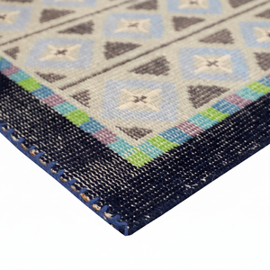 Tapis géométrique en laine bleu marine et beige à motif tribal encadré, antidérapant, écologique, tufté à la main pour salon - Product Image 6