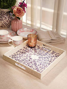 Bandeja cuadrada decorativa de nácar color malva empolvado con mosaico de conchas y prácticas asas recortadas. - Product Image 3
