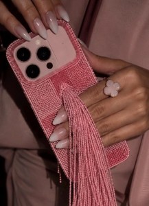 เคสโทรศัพท์มือถือทรงสี่เหลี่ยมผืนผ้าปักมือประดับลูกปัดซาติน งานฝีมือพู่สีชมพู สไตล์คลาสสิก เป็นมิตรกับสิ่งแวดล้อม ดีไซน์เก๋ไก๋ - Product Image 3