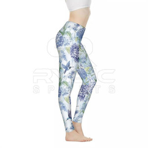 Leggings de sport pour femmes fabriqués au Pakistan, avec une texture douce et un tissu résistant, en vente. - Product Image 2