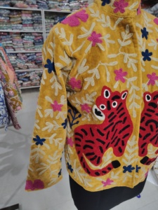 Veste en velours jaune pour femme, broderie tigre rouge, motif floral, manches longues, col rond, Shree Radha Govind Export, coton respirant - Product Image 2