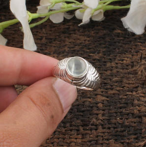 Bague en argent sterling 925 avec pierre de lune blanche naturelle sertie clos, bijou fait main pour femme, pierre de naissance de juin, idéale pour les fêtes - Product Image 3