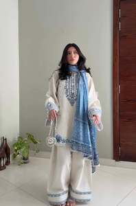Ensemble prêt-à-porter entièrement cousu en satin de rayonne avec broderie de designer et dentelle fantaisie, comprenant un haut, un salwar Farshi Plazzo et un dupatta. - Product Image 3
