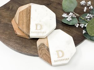 Ensemble de sous-verres en marbre de forme irrégulière personnalisés avec base en bois, sous-verres modernes en pierre, design durable, sous-verres à thé par UO - Product Image 2