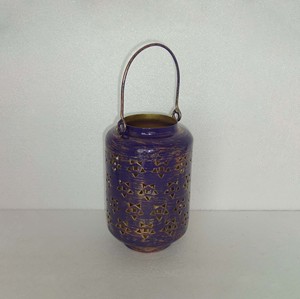 Farol de metal grande, morado, con acabado bronce antiguo, diseño perforado, cuerpo cilíndrico, asa de alambre arqueado, para mesa - Product Image 3