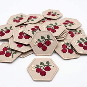 Insignias Bordadas Hexagonales con Diseño de Arándano, Proveedor Mayorista de Escudos Botánicos de Ramas de Arándano para Prendas y Delantales - Product Image 1