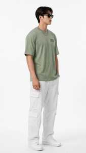 เสื้อยืดคอกลมสีเขียวสำหรับผู้ชาย ONETEN Apparels พร้อมโลโก้ตัวอักษรด้านหน้า เสื้อแขนสั้นลำลอง - Product Image 3