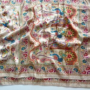 VASTRA COTTAGE Saf Naylon Viskoz Yumuşak İpek Jakarlı Kumaş, Jari Dokuma Dijital Paşmina Baskılı Swarovski İşlemeli Saree - Product Image 4