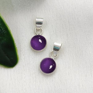 Dijes de Amatista Redonda con Engaste - Dijes de Gemas Hechos a Mano de 6 mm para Venta al por Mayor - Colgante Chapado en Plata - Product Image 1