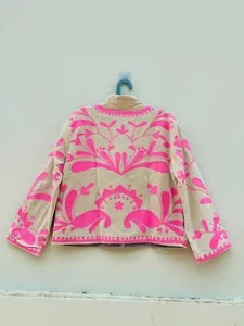 Chaqueta de Terciopelo Beige de Lujo para Mujer, con Bordado a Mano Intrincado, Estilo Bohemio Elegante - Product Image 3