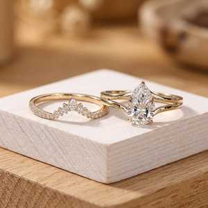 Ensemble de bagues de fiançailles en or massif avec diamant de laboratoire poire et rond, solitaire à tige fendue et alliance courbée, style tiara - Product Image 2