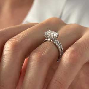 EAST WEST Ensemble de mariage avec diamant de laboratoire taille coussin allongé de 2 carats, pureté E VVS2, monture halo dissimulée, en or blanc 14k 18k, certifié IGI - Product Image 6