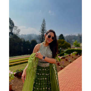 Lehenga Choli de soirée indien et pakistanais de créateur avec des sequins et des broderies Zari - Product Image 2