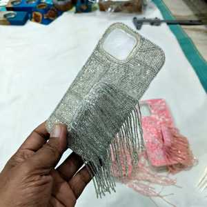 เคสโทรศัพท์ทำมือประดับลูกปัดสีเงินวิบวับ คริสตัลถักทอ พร้อมพู่ห้อย ดีไซน์ปักลายแบบกำหนดเอง - Product Image 1