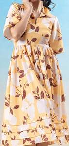 Vestido midi amarillo y blanco con estampado floral, cuello camisero, mangas cortas regulares, detalle fruncido o plisado, corte recto. - Product Image 3