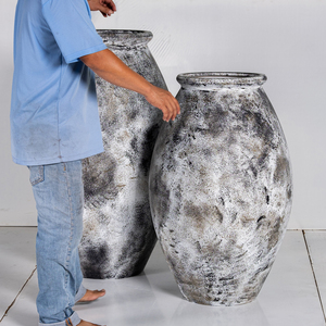 Elegancia rústica en un jarrón de cerámica acabado envejecido y tonos suaves para cualquier plan de maceta exterior de calidad de habitación - Product Image 1