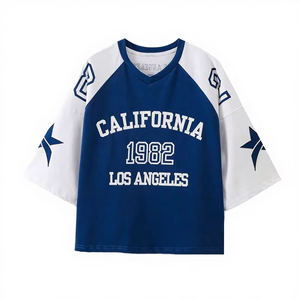 T-shirt à manches longues surdimensionné en jersey de coton à col en V style preppy pour femmes grandes tailles - Product Image 4