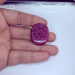 Paire de rubis du Mozambique ovales sculptés et chauffés, 116,47 ct (lot), pierres précieuses lâches, teinte rouge vif, assorties, 2 pièces, pour la création de pendentifs et bijoux - Product Image 3