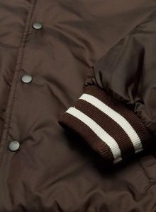 Veste en satin personnalisée avec logo, style baseball, col montant, style hip-hop, style universitaire, style sport d'hiver, tissu en toile de soie, à capuche - Product Image 3