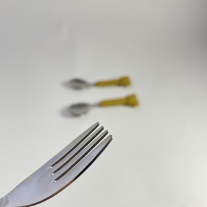 ชุดช้อนส้อมสแตนเลสสำหรับเด็กพร้อมด้ามจับซิลิโคน อุปกรณ์ให้อาหารสำหรับเด็กวัยหัดเดิน ใช้กับเครื่องล้างจานได้ ทำความสะอาดง่าย - Product Image 3