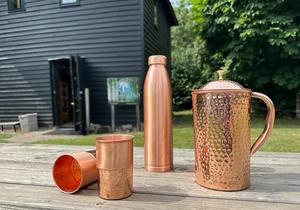 Carafe en cuivre pur de qualité supérieure avec couvercle, propriétés ayurvédiques antibactériennes, élégante et durable, ustensile de cuisine disponible à la vente - Product Image 3