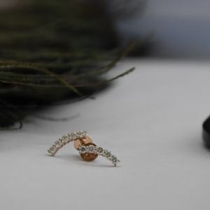 Boucles d'oreilles clous en or 14 carats pour femmes, serties de diamants taillés brillants et incurvés |   Diamant naturel certifié IGI, marque VDS, style minimaliste, 1,5 g - Product Image 5