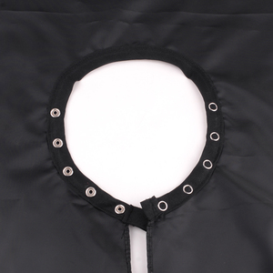 Cape de coiffure personnalisée en polyester noir, soyeuse, anti-adhésive, résistante à l'eau, écologique, respirante et antistatique - Product Image 2