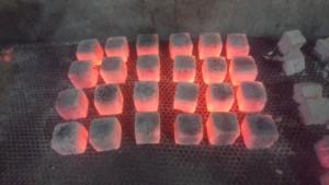 Experimente la esencia de Indonesia, con carbón de cáscara de coco y elegantes briquetas con diseño de cubo. - Product Image 2