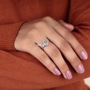 Anillo de Compromiso con Tres Diamantes Cultivados en Laboratorio, Corte Marquesa, Oro de 14K, 2.40ct de Peso Total, Piedras Laterales en Forma de Pera, Anillo de Novia para Boda - Product Image 5