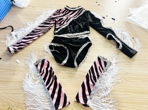 Tenue de performance personnalisée pour majorettes, avec paillettes et franges, pour hommes adultes, vêtements de performance légers en spandex/polyester - Product Image 5