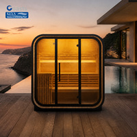 Sauna architectural Snowscape avec silhouette Squircle, cadre noir et finition en bois naturel pour jardin scandinave