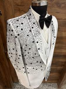 Traje de esmoquin blanco para hombre con solapa de chal adornada con cristales negros – Traje de 3 piezas para bodas, bailes de graduación y fiestas - Product Image 3