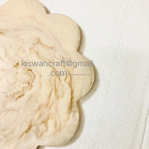 Planche à découper ronde élégante en résine époxy durable avec un design personnalisé pour un usage domestique, hôtelier et en restauration - Product Image 5