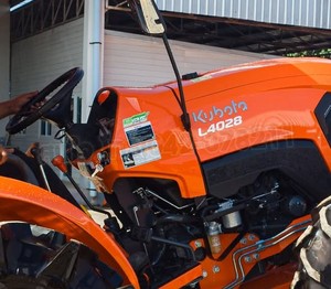 Tractor Compacto Kubota L4028 de 40HP 4WD con Motor Diésel de Alto Rendimiento para Agricultura y Ganadería, Venta al Por Mayor - Product Image 4