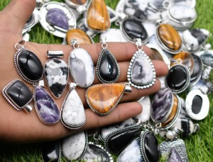 Lote Mixto de Colgantes Hechos a Mano Vintage con Ojo de Tigre, Amatista, Howlite y Otras Piedras Preciosas, Bañados en Plata Antigua - Product Image 4