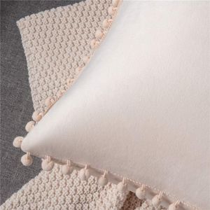 Set di 2 Copricuscini Quadrati in Velluto Morbido con Pompon, 24x24, Colore Crema, per Arredamento Rustico - Product Image 1
