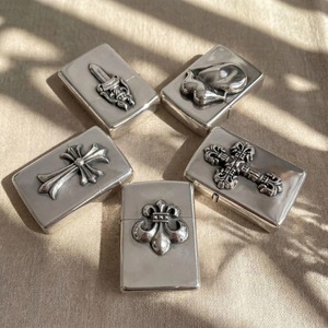 Boîte à allumettes vintage en argent avec motif floral gravé, durable pour un usage domestique - Product Image 4