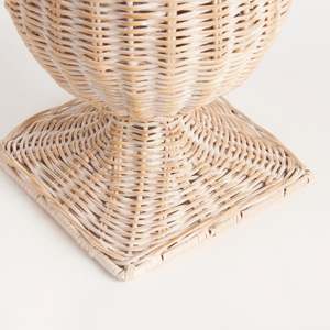 Urne en rotin blanchi, pot de fleurs en osier tressé, vase décoratif avec socle pour la décoration de la maison de style côtier ou du salon - Product Image 2