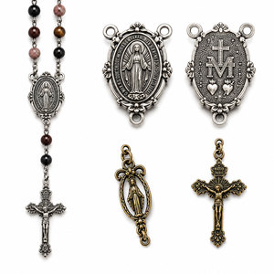 Crucifijos al por mayor para la elaboración de rosarios — Cruz católica de metal, aleación de zinc o latón, diseño INRI, acabado antiguo o pulido - Product Image 2